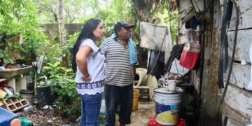 Visita Blanca Merari a familias de Leona Vicario afectadas por las fuertes lluvias