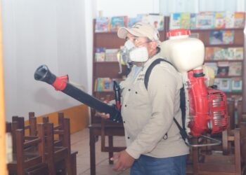 Fumigan escuelas para prevenir dengue en Isla Mujeres