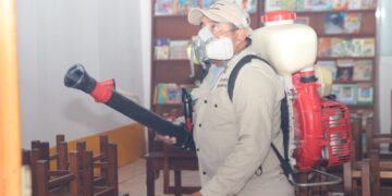 Fumigan escuelas para prevenir dengue en Isla Mujeres