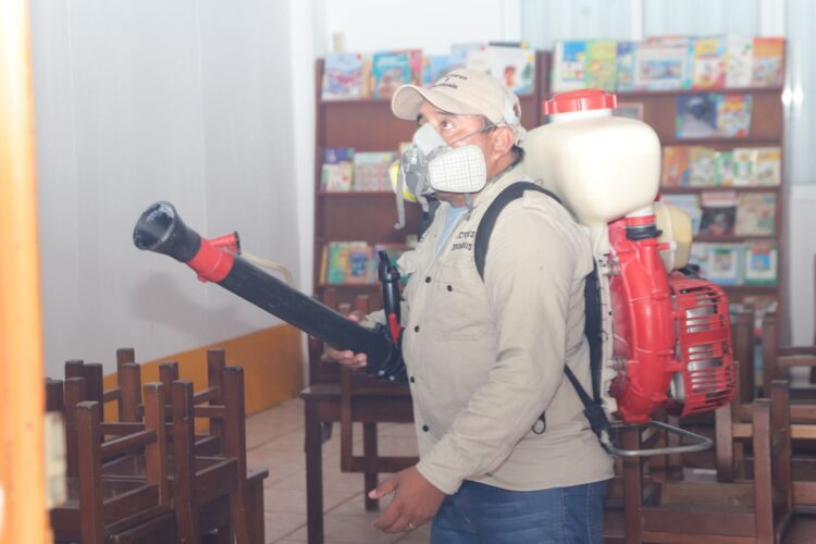 Fumigan escuelas para prevenir dengue en Isla Mujeres