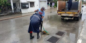 Refuerza Servicios Públicos limpieza de alcantarillas en Puerto Morelos