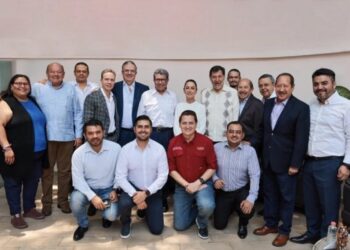 Claudia Sheinbaum y su equipo dan seguimiento a cómputos distritales