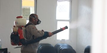 Nebuliza gobierno municipal de Isla Mujeres refugios temporales ante la temporada de lluvias