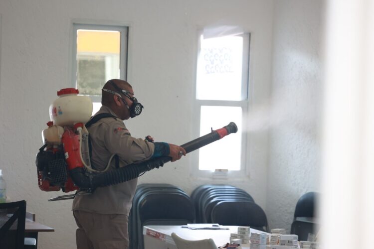 Nebuliza gobierno municipal de Isla Mujeres refugios temporales ante la temporada de lluvias