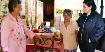 Recorre Estefanía Mercado colonia In House y atiende a familias vulnerables tras paso de "Beryl"