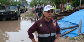 Cerca de la gente, Mara Lezama recorre colonias vulnerables afectadas por “Beryl”