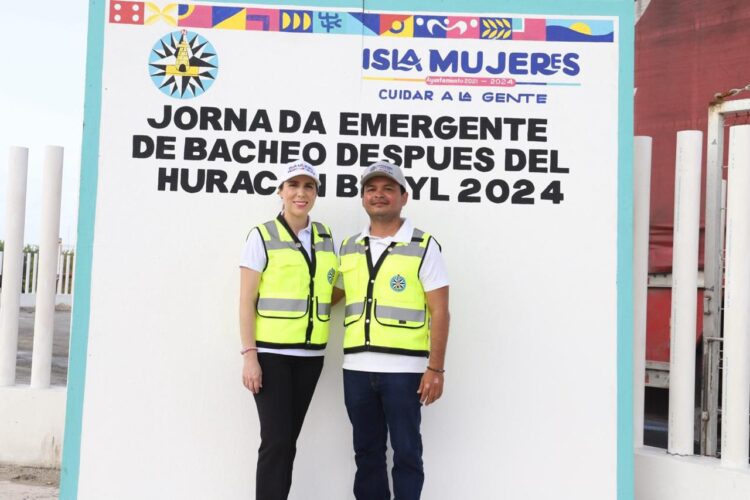 Pone Atenea Gómez en marcha Jornada Emergente de Bacheo en Isla Mujeres