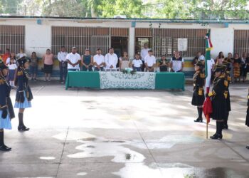 Blanca Merari atestigua ceremonia cívica de fin de ciclo en primaria “Simón Bolívar”, de Leona Vicario