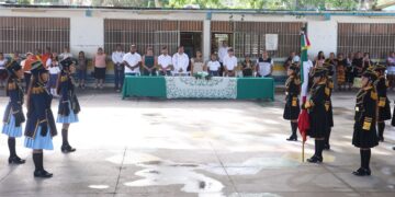Blanca Merari atestigua ceremonia cívica de fin de ciclo en primaria “Simón Bolívar”, de Leona Vicario