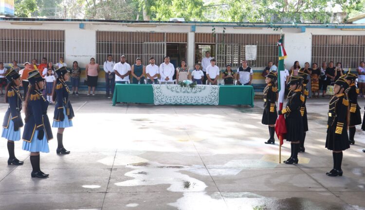 Blanca Merari atestigua ceremonia cívica de fin de ciclo en primaria “Simón Bolívar”, de Leona Vicario
