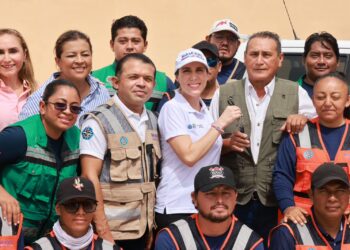 Entrega Atenea Gómez dos vehículos más a Protección Civil y Obras Públicas