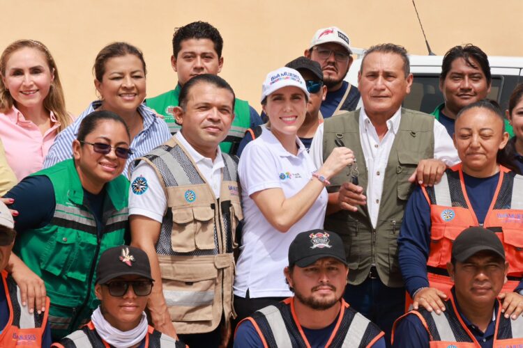 Entrega Atenea Gómez dos vehículos más a Protección Civil y Obras Públicas