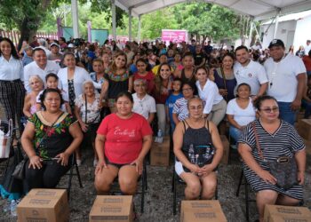 Mara Lezama supervisa entrega de apoyos "Comemos Tod@s" en la región 247 de Cancún