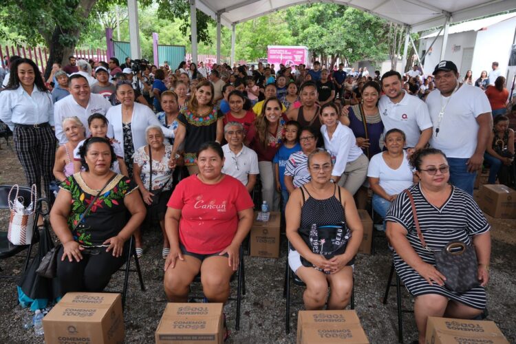 Mara Lezama supervisa entrega de apoyos "Comemos Tod@s" en la región 247 de Cancún