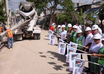 Blanca Merari lleva calidad de vida a familias de colonia La Fe con construcción de banquetas y guarniciones