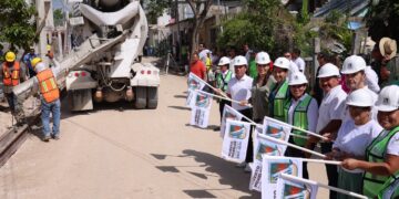 Blanca Merari lleva calidad de vida a familias de colonia La Fe con construcción de banquetas y guarniciones