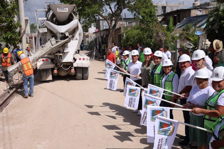 Blanca Merari lleva calidad de vida a familias de colonia La Fe con construcción de banquetas y guarniciones