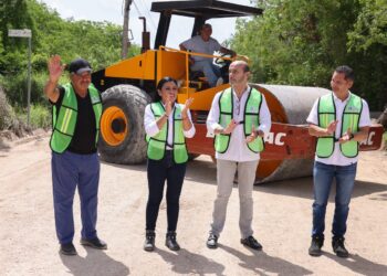 Da Blanca Merari banderazo de inicio de obra de pavimentación en zona urbana de Puerto Morelos