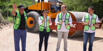 Da Blanca Merari banderazo de inicio de obra de pavimentación en zona urbana de Puerto Morelos