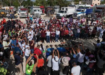 Estefanía Mercado se suma a llamado de la gobernadora y participa en mega jornada de limpieza en Puerto Aventuras