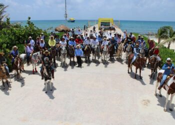 Realizan tradicional cabalgata de la Feria del Carmen 2024