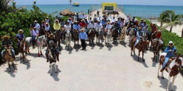 Realizan tradicional cabalgata de la Feria del Carmen 2024