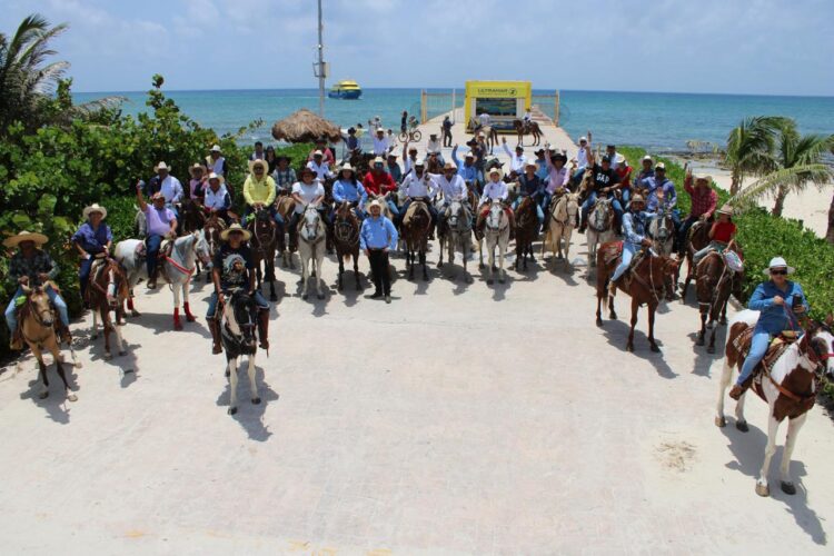 Realizan tradicional cabalgata de la Feria del Carmen 2024