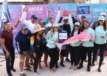 Dan pitazo de salida a participantes en torneo femenil de pesca deportiva en Puerto Morelos
