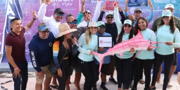 Dan pitazo de salida a participantes en torneo femenil de pesca deportiva en Puerto Morelos