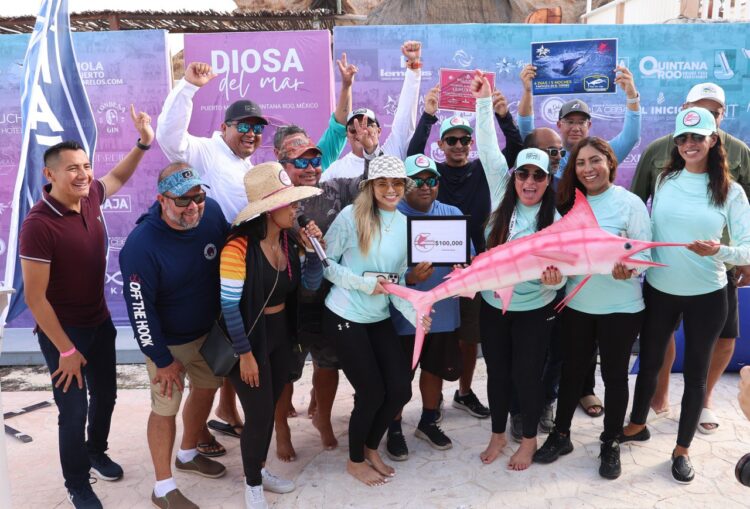 Dan pitazo de salida a participantes en torneo femenil de pesca deportiva en Puerto Morelos