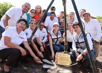 Atenea Gómez coloca la primera piedra del Centro de Bienestar Animal en Isla Mujeres