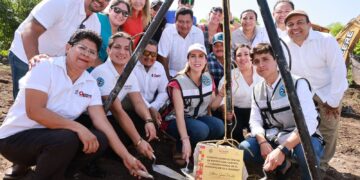 Atenea Gómez coloca la primera piedra del Centro de Bienestar Animal en Isla Mujeres