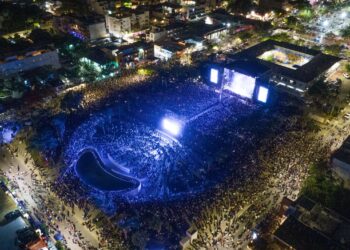 Carín León, hace vibrar a la Plaza 28 de Julio en Playa del Carmen