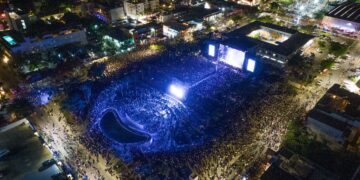 Carín León, hace vibrar a la Plaza 28 de Julio en Playa del Carmen