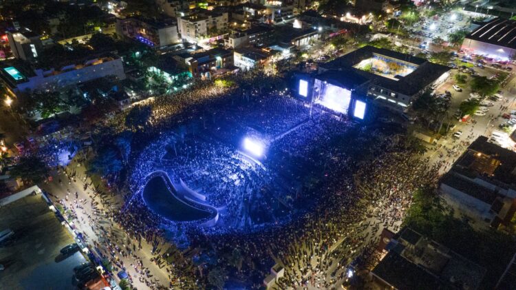 Carín León, hace vibrar a la Plaza 28 de Julio en Playa del Carmen
