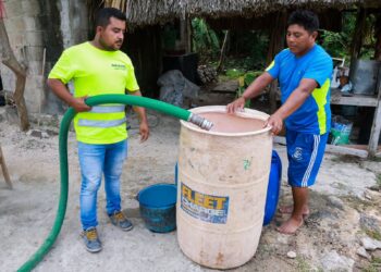 Continúa con éxito el programa social “Agua para Ti” en la Zona Continental de Isla Mujeres