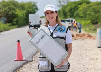Supervisa Atenea Gómez trabajos en la obra de alumbrado público de Costa Mujeres