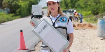 Supervisa Atenea Gómez trabajos en la obra de alumbrado público de Costa Mujeres