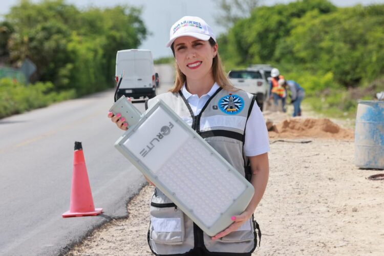Supervisa Atenea Gómez trabajos en la obra de alumbrado público de Costa Mujeres