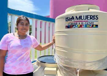 Gobierno de Isla Mujeres continúa con entrega de tinacos a familias que más lo necesitan