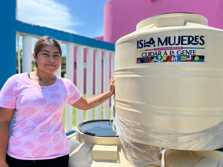 Gobierno de Isla Mujeres continúa con entrega de tinacos a familias que más lo necesitan