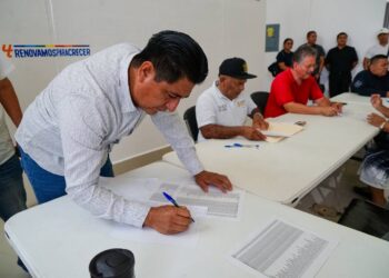 Realizan firma de escrituras para las primeras 100 familias de Cristo Rey