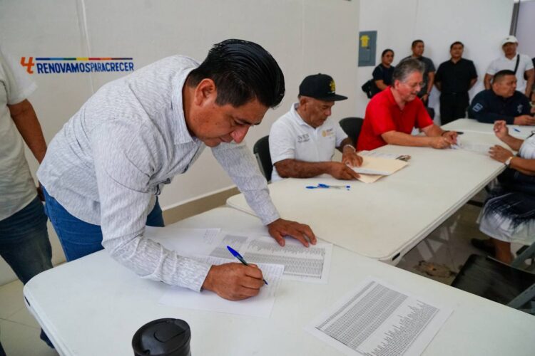 Realizan firma de escrituras para las primeras 100 familias de Cristo Rey