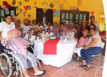Trabaja gobierno de Isla Mujeres en el bienestar de las personas adultas mayores