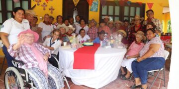 Trabaja gobierno de Isla Mujeres en el bienestar de las personas adultas mayores