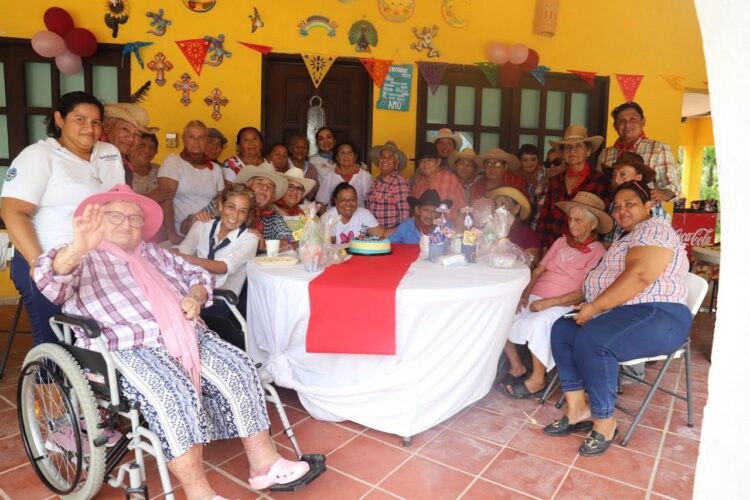 Trabaja gobierno de Isla Mujeres en el bienestar de las personas adultas mayores