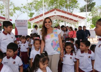 Mara Lezama inaugura Arco Techo en preescolar “Hermenegildo Galeana” en Paraíso Maya