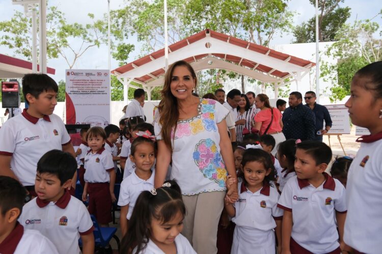Mara Lezama inaugura Arco Techo en preescolar “Hermenegildo Galeana” en Paraíso Maya