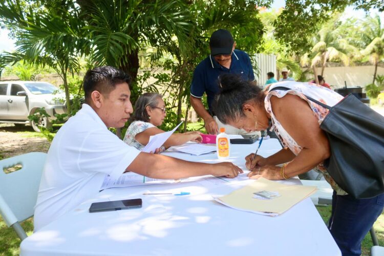 Entregan semillas de maíz a productores agrícolas y equipos para huertos de bienestar a mujeres de Puerto Morelos