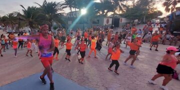 Organiza Instituto Municipal de la Mujer de Puerto Morelos clase masiva de zumba